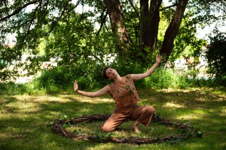 Photo tirée du spectacle « Enraciné.es », par la Compagnie Cambio